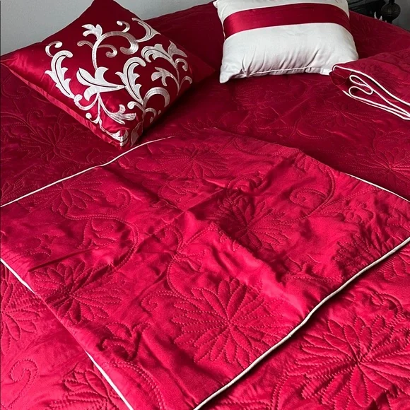 Brand new,red Bedding Set. 2 decorative pillows, 2 pillows cover. Smoke free